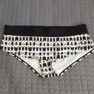 Athleta Tiki Dolphin Short